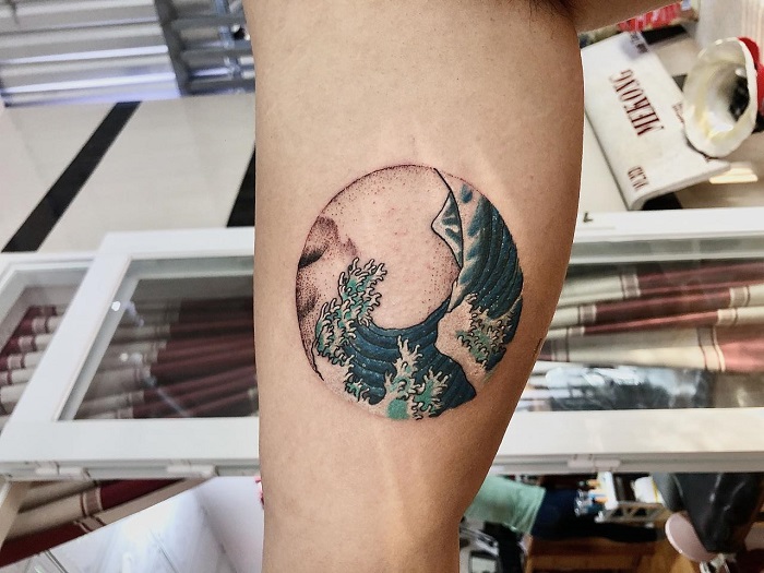 Hình xăm sóng nước tông màu Nhật cổ  Quá trình đi khung còn 12 sắp hoàn  thiện TattoobyRiArt HoChiMinh  By Saphia Tattoo  Facebook